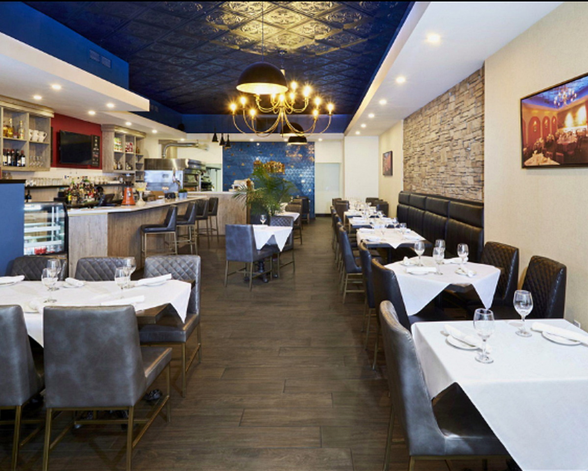 Capri main dining room set for service